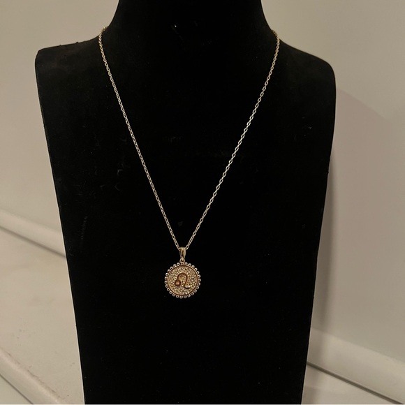 18K Gold Leo Zodiac Pendant Necklace - Picture 2 of 3